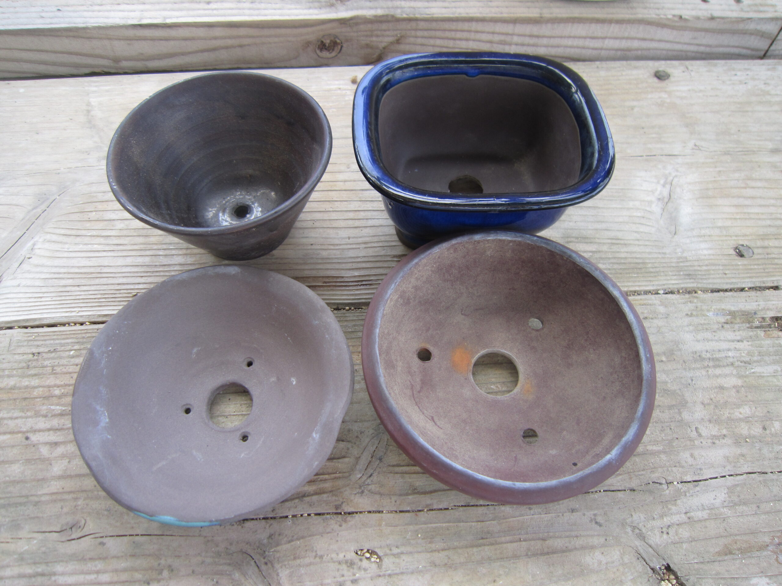 陶器の盆栽鉢を4種類並べた写真