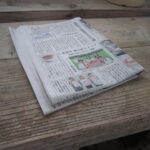新聞紙などの紙orラップ